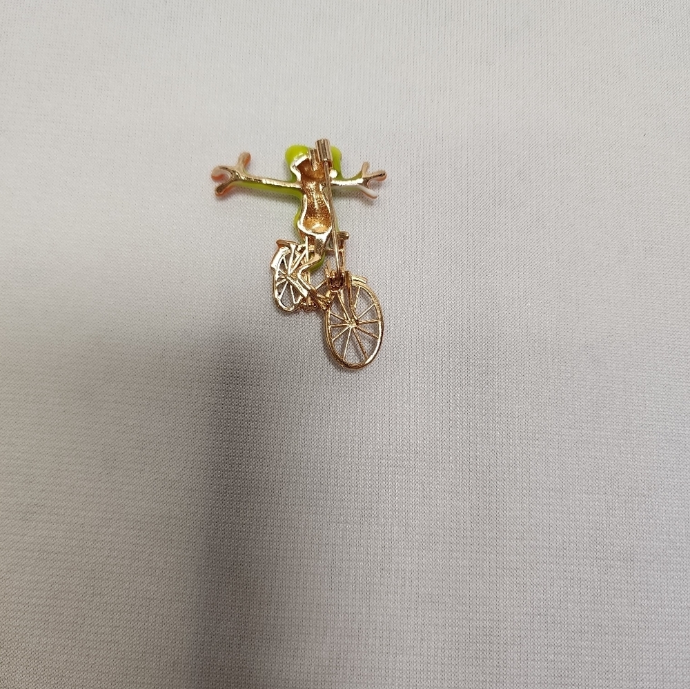 Tree Frog Riding a Bike Brooch/Pin - Picture 5 of 5